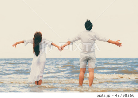 Couple going honeymoon on tropical beach in summer 43798366