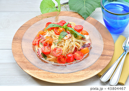 夏の涼しげ「冷製パスタ」。プチトマト、カラートマトとタコとアンチョビの冷製パスタ、スパゲッティ。 夏の涼しげ「冷製パスタ」。プチトマト、カラートマトとタコとアンチョビの冷製パスタ、スパゲッティ。 43804467