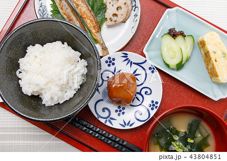 食事 日本の朝食 一汁三菜 子持ちシシャモ 卵焼き 梅干しの写真素材