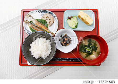 食事 日本の朝食 一汁三菜 子持ちシシャモ 卵焼き ひじきの煮物の写真素材