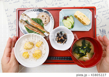 食事 日本の朝食 栗ご飯と一汁三菜 子持ちシシャモ 卵焼き ひじきの煮物 食事 日本の朝食 栗ご飯と一汁三菜 子持ちシシャモ 卵焼き ひじきの煮物 43805227