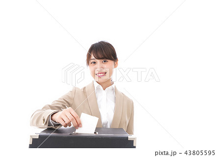 投票をする女性 43805595