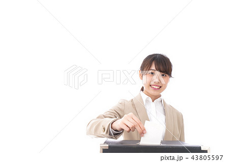 投票をする女性 投票をする女性 43805597