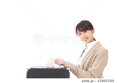 投票をする女性 43805599