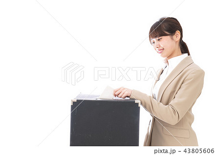 投票をする女性 43805606