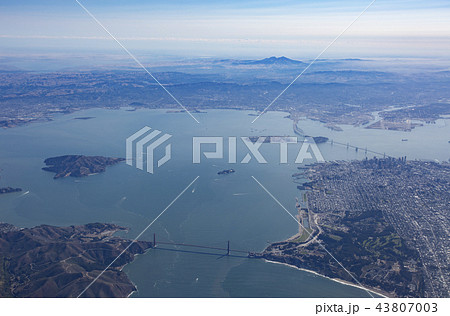 サンフランシスコとゴールデンゲートブリッジ空撮 43807003