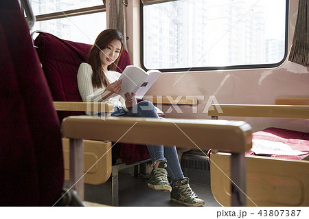 韓国人 室内 大学生 43807387