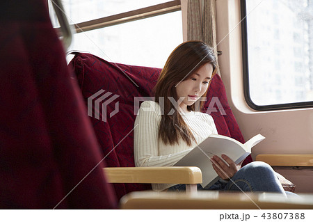 韓国人 室内 大学生 43807388