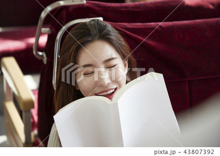 韓国人 室内 大学生 43807392