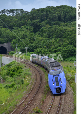 室蘭本線を走るキハ283系特急スーパー北斗 43807583