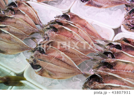 身質はピンク色で脂も乗って赤身と白身の味を併せ持つアジの開き 身質はピンク色で脂も乗って赤身と白身の味を併せ持つアジの開き 43807931