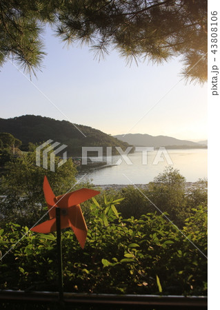 湖畔 風車 夕焼け 43808106