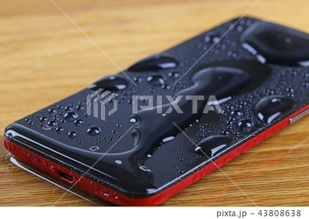 水浸しのスマートフォン 水浸しのスマートフォン 43808638