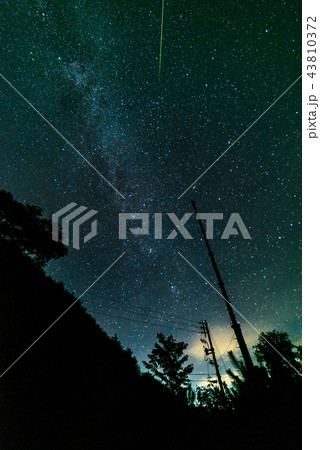天の川と流星 43810372