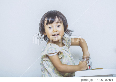 粘土あそびを楽しむ子ども 43810764