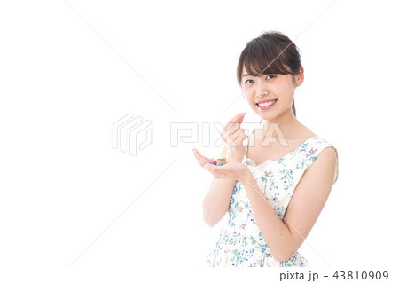 お菓子を食べる若い女性 43810909