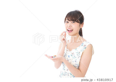 お菓子を食べる若い女性 お菓子を食べる若い女性 43810917