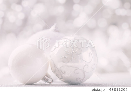 Silver and White Christmas balls 43811202