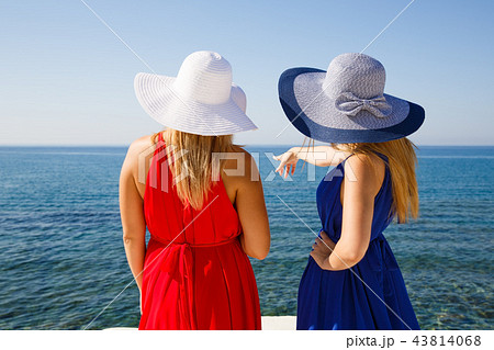 Blond women Blond women 43814068