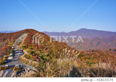 新潟県 紅葉の国道352号 枝折峠からの未丈ヶ岳 新潟県 紅葉の国道352号 枝折峠からの未丈ヶ岳 43815574