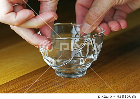 割れたグラス 43815638
