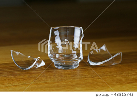 割れたグラス 43815743