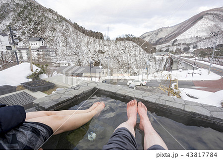 芦ノ牧温泉の道路沿いの阿賀川を見下ろす高台にある足湯から芦ノ牧温泉街をカップルで眺望絶景スポット 芦ノ牧温泉の道路沿いの阿賀川を見下ろす高台にある足湯から芦ノ牧温泉街をカップルで眺望絶景スポット 43817784
