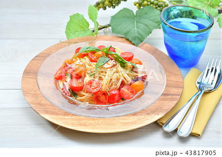 夏の涼しげ「冷製パスタ」。プチトマト、カラートマトとタコとアンチョビの冷製パスタ、スパゲッティ。 夏の涼しげ「冷製パスタ」。プチトマト、カラートマトとタコとアンチョビの冷製パスタ、スパゲッティ。 43817905