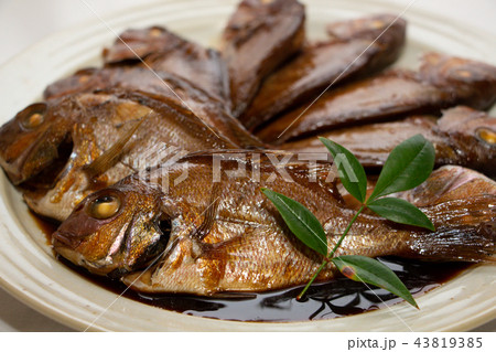 鯛の煮つけ 鯛の煮もの 真鯛の旨煮 丸皿に並べた鯛の煮つけ 鯛の煮つけ 鯛の煮もの 真鯛の旨煮 丸皿に並べた鯛の煮つけ 43819385