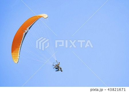 モーターパラグライダー　パラモーター　青空 43821671