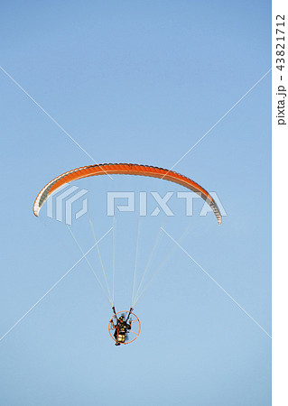 モーターパラグライダー パラモーター 青空 モーターパラグライダー パラモーター 青空 43821712