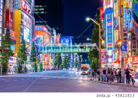 東京 秋葉原 夜の電気街 万世橋交差点 の写真素材