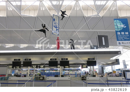 チェックインカウンターと忍者 43822619