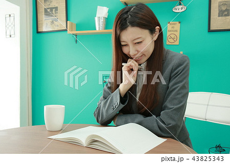 喫茶店内スーツ姿の中年女性 43825343