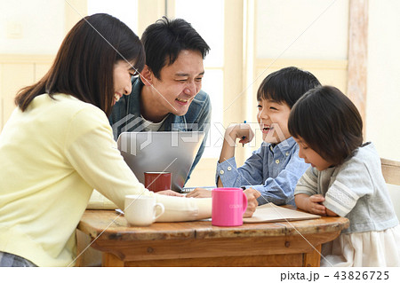 家族 団欒 4人 親子 家族 団欒 4人 親子 43826725