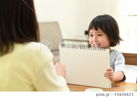 女の子　幼児　お絵かき　親子 43826825