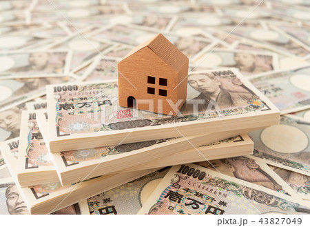 札束　一万円札　お金　大金　キャッシュ　相続税　生前贈与　不動産　住宅ローン 43827049