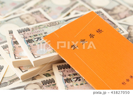 札束 一万円札 キャッシュ 年金手帳 年金給付 公的年金 受給開始年齢 札束 一万円札 キャッシュ 年金手帳 年金給付 公的年金 受給開始年齢 43827050