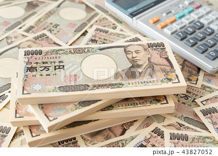 札束　一万円札　お金　大金　キャッシュ　相続税　生前贈与 43827052