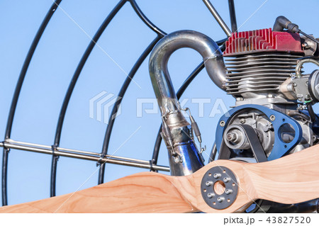 モーターパラグライダー　パラモーター　エンジン　プロペラ　横構図 43827520