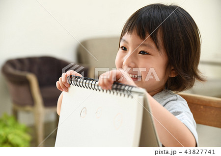 女の子 幼児 お絵かき 女の子 幼児 お絵かき 43827741