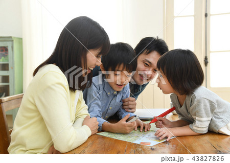 家族旅行の計画　リビングルーム　団欒 43827826