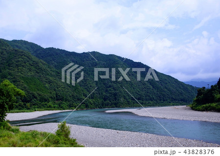 熊野川 ( 新宮川 ) 北山川との合流域 ( 和歌山県 新宮市 熊野川町 ) 熊野川 ( 新宮川 ) 北山川との合流域 ( 和歌山県 新宮市 熊野川町 ) 43828376