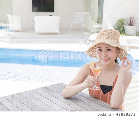 リゾート　若い女性 43829273