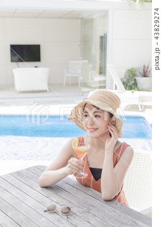 リゾート 若い女性 リゾート 若い女性 43829274