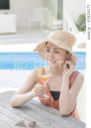 リゾート 若い女性 リゾート 若い女性 43829275