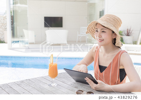 リゾート 若い女性 リゾート 若い女性 43829276