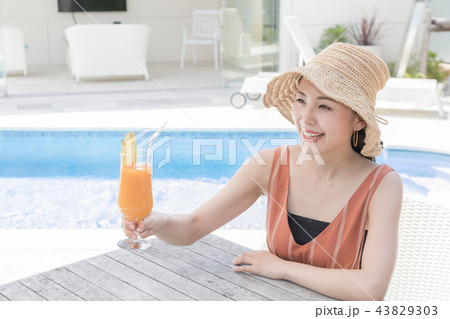 リゾート　若い女性 43829303