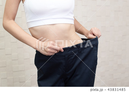 ダイエットに成功した女性 43831485