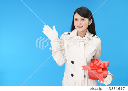 プレゼントを持つ女性 プレゼントを持つ女性 43831617
